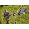 Person schneidet mit GARDENA Baumschneider StarCut 410 plus einen Ast