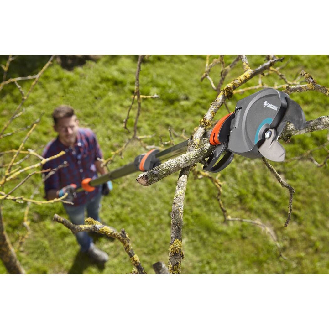 Person schneidet mit GARDENA Baumschneider StarCut 410 plus einen Ast