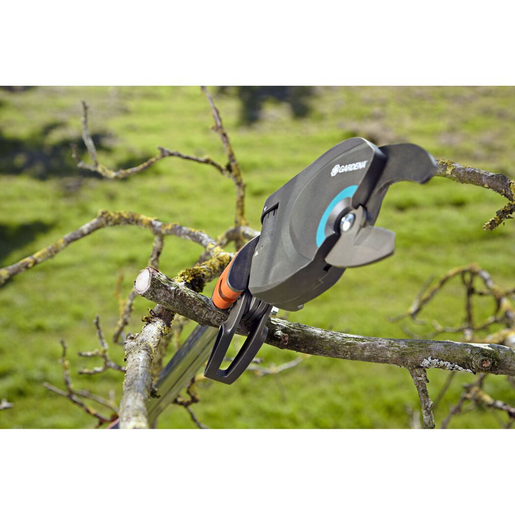Gardena Baumschneider StarCut 410 plus schneidet Ast