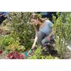 Person jätet mit Kleinhacke im Garten