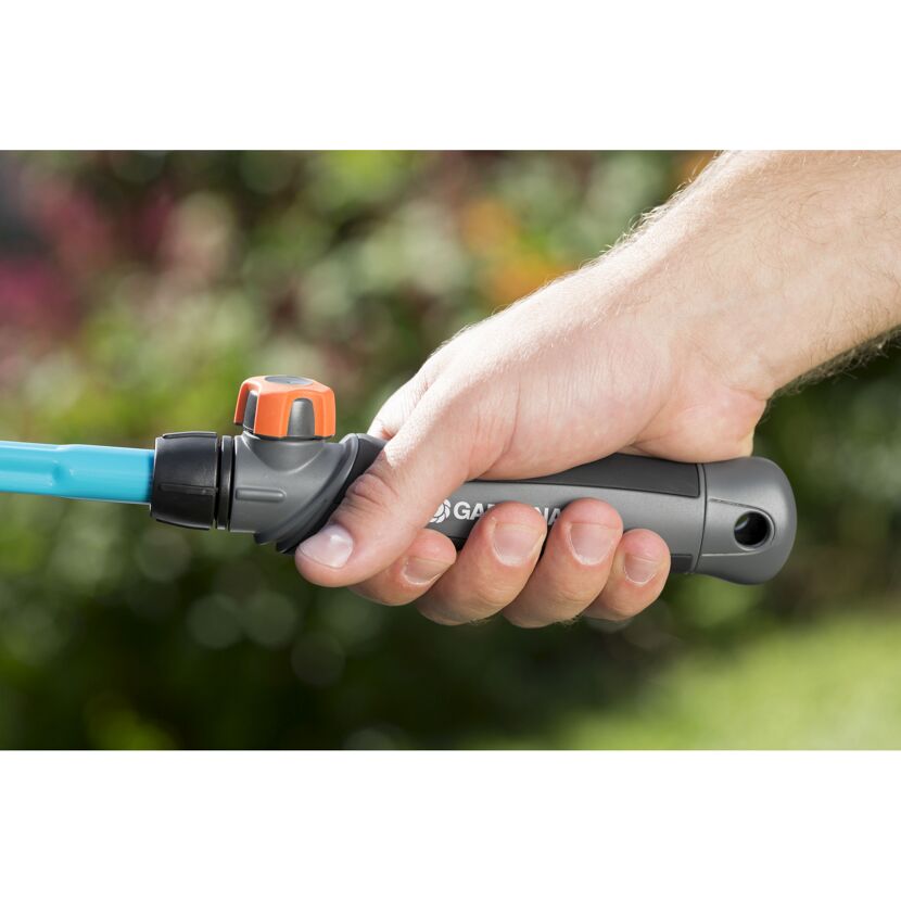 Hand hält ein Gartengerät von Gardena