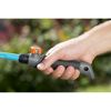 Hand hält einen Blumenrechen des Combi-Systems