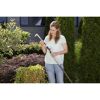 Person verwendet Fugenkratzer im Garten.