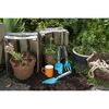Gardena Blumenkelle und Pflanzgabel im Beet