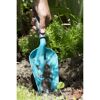 Person gräbt mit blauer Blumenkelle Erde um.