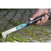 Person entfernt Unkraut mit Fugenkratzer