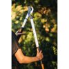 Person verwendet Astschere SmartFit L86