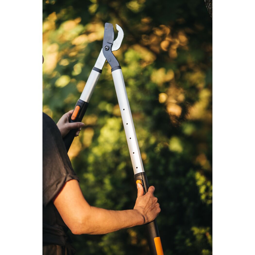 Person verwendet Astschere SmartFit L86