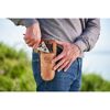 Person steckt eine Felco-Schere in eine Ledertasche.