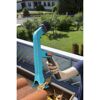 Person reinigt Dachrinne mit Dachrinnenreiniger.