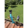 Person reinigt Dachrinne mit Dachrinnenreiniger.