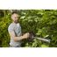 Person schneidet eine Hecke mit einer Akku-Heckenschere.