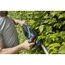 Person schneidet Hecke mit GARDENA Akku-Heckenschere