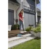 Person fegt Terrasse mit Besen