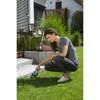 Person schneidet Rasen mit GARDENA Akku-Grasschere.