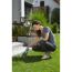 Person schneidet Rasen mit GARDENA Akku-Grasschere.