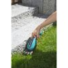 Person kürzt Gras mit GARDENA Akku-Grasschere