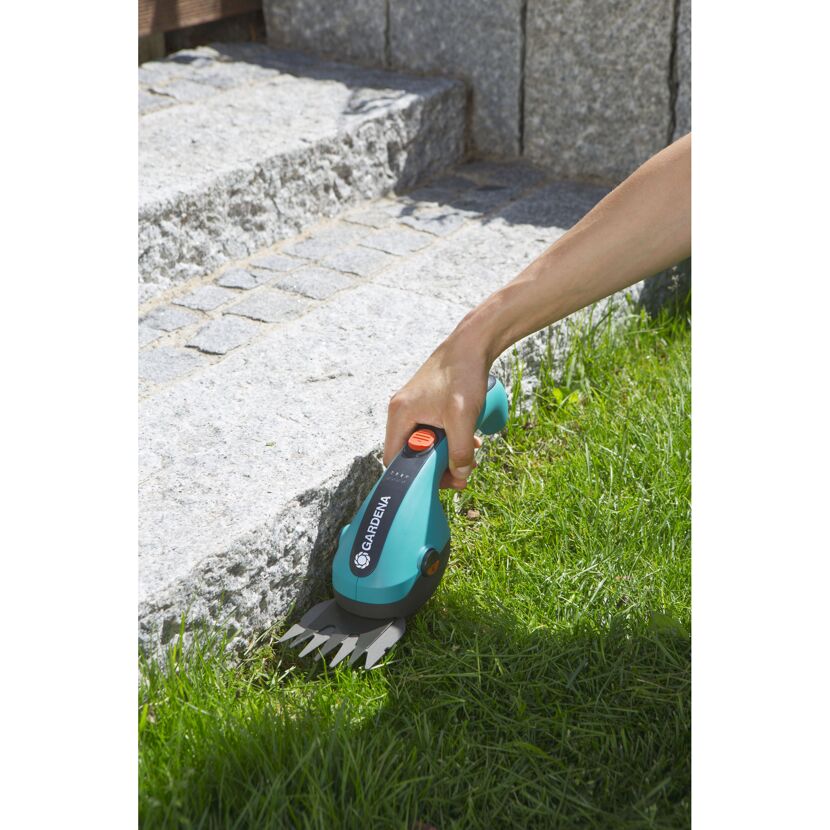 Person kürzt Gras mit GARDENA Akku-Grasschere