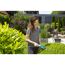 Person schneidet Hecke mit Akku-Strauchschere