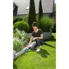 Person schneidet Rasenkante mit Akku-Gras- und Strauchschere