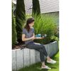 Person betrachtet einen Akku-Grasschere von Gardena.
