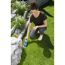 Person schneidet Gras mit GARDENA Akku-Grasschere