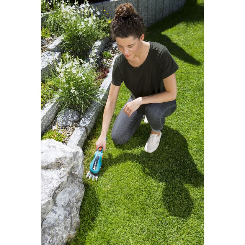 Person schneidet Gras mit GARDENA Akku-Grasschere