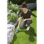 Person schneidet Rasen mit GARDENA Akku-Grasschere ClassicCut.