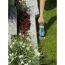 Person schneidet Rasen mit GARDENA Akku-Grasschere ComfortCut