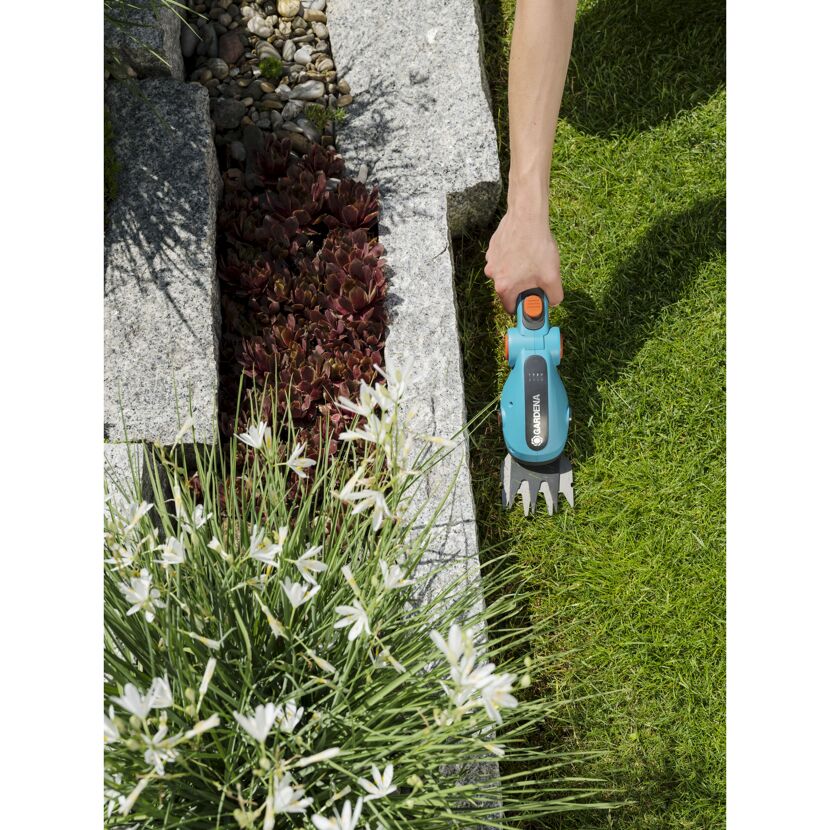 Person schneidet Rasen mit GARDENA Akku-Grasschere ComfortCut