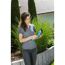 Person verwendet eine GARDENA Akku-Grasschere ComfortCut.