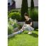 Person schneidet Rasen mit Akku-Grasschere ComfortCut.