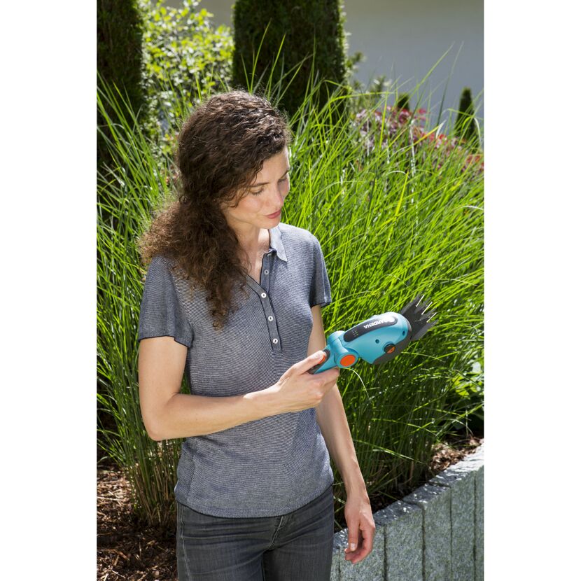 Person hält eine GARDENA Akku-Grasschere ComfortCut
