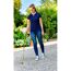 Person entfernt Unkraut mit dem Thermoflamm bio Classic PLUS