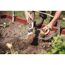 Person pflanzt mit Fiskars Xact Kelle eine Pflanze ein