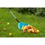 Äpfel werden mit einer GARDENA combisystem-Schaufel aufgesammelt.
