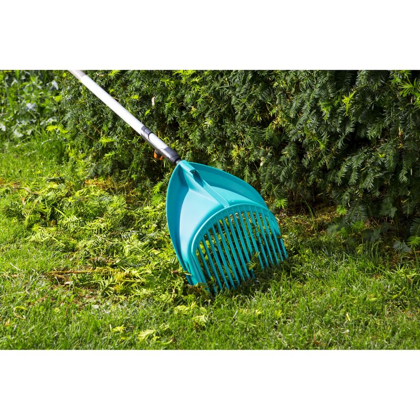 Person verwendet einen GARDENA combisystem-Schaufelrechen.