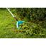 Person sammelt Gartenabfälle mit Schaufelrechen.
