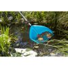 Laubrechen reinigt Gartenteich