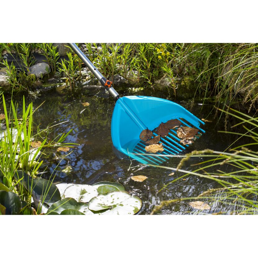 Laubrechen reinigt Gartenteich