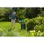 Person verwendet Schaufelrechen im Garten.