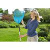 Person mit Gardena combisystem-Schaufelrechen im Garten
