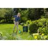 Person verwendet Combisystem-Schaufelrechen im Garten.
