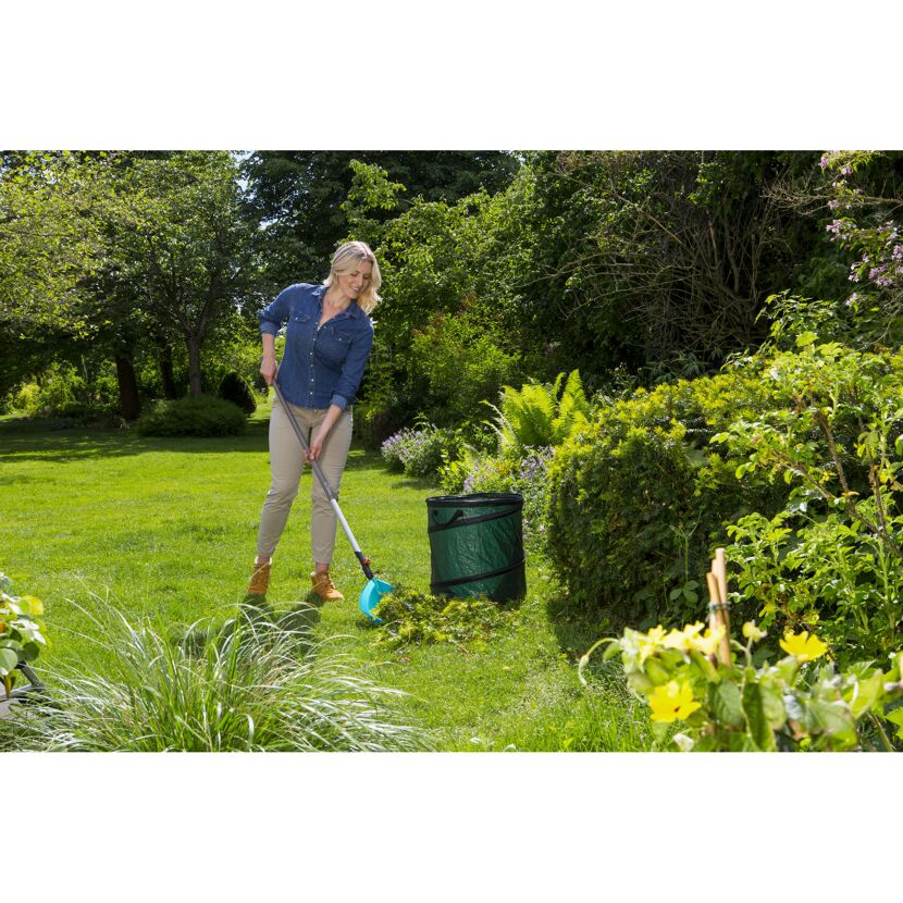 Person verwendet Combisystem-Schaufelrechen im Garten.