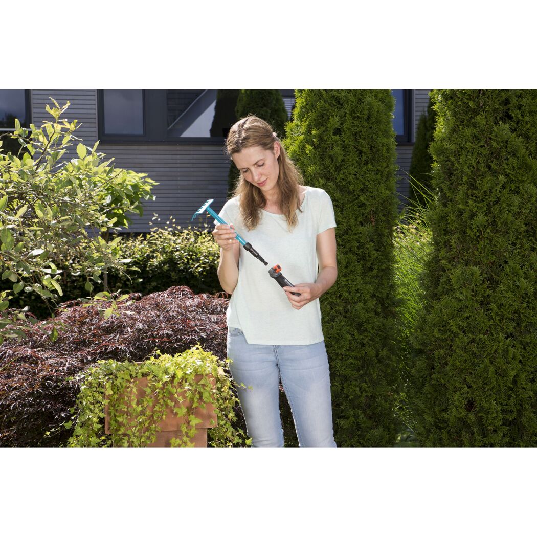 Person setzt ein Combisystem-Gartenwerkzeug zusammen.