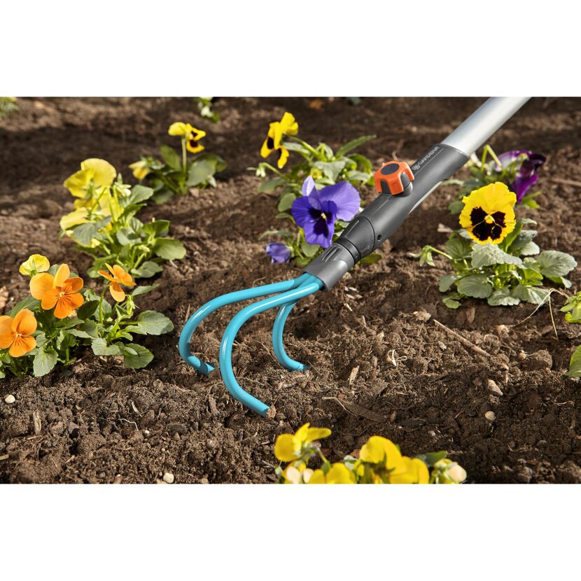 Hand hält einen Grubber von GARDENA