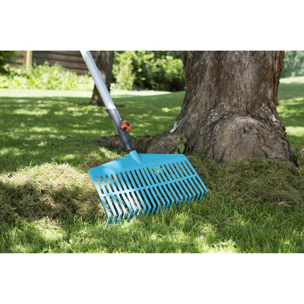 GARDENA Laubbesen im Gras