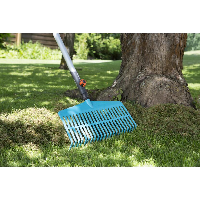 GARDENA Laubbesen im Gras