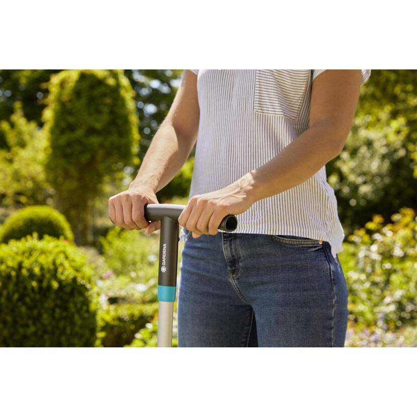 Person hält den Unkrautstecher von GARDENA