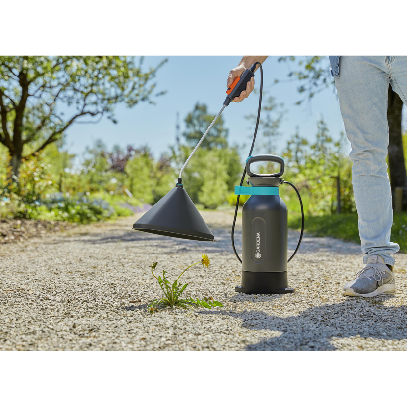 Person verwendet GARDENA Drucksprüher mit Sprühkegel